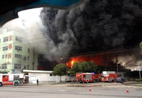 温州一家皮革厂突发大火